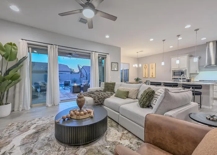 Family-friendly 5 Bedroom - Heated Pool Included Holiday home *