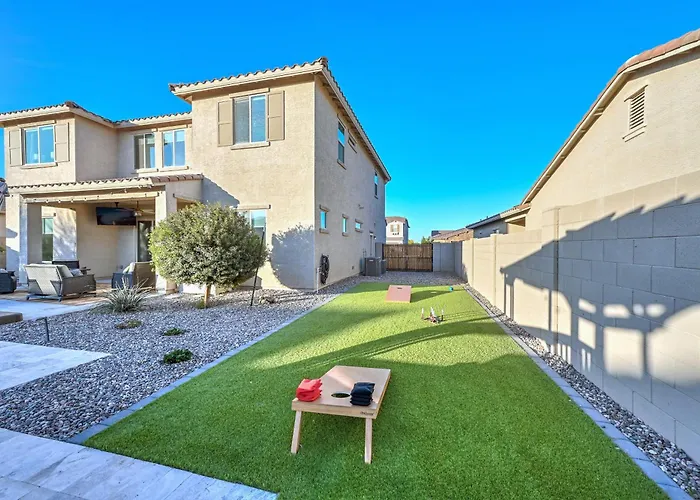 Family-friendly 5 Bedroom - Heated Pool Included Holiday home