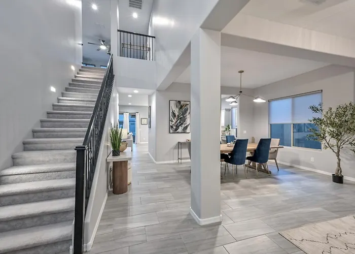 Family-friendly 5 Bedroom - Heated Pool Included Holiday home