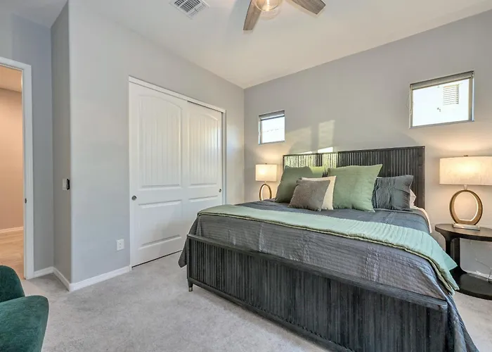 Family-friendly 5 Bedroom - Heated Pool Included Holiday home *