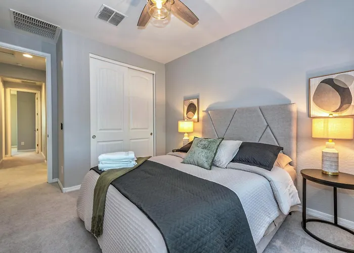Family-friendly 5 Bedroom - Heated Pool Included Holiday home Litchfield Park