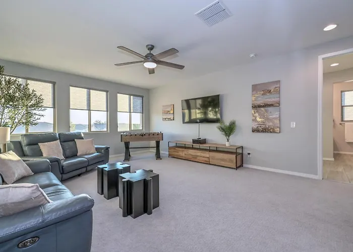 Family-friendly 5 Bedroom - Heated Pool Included Holiday home *