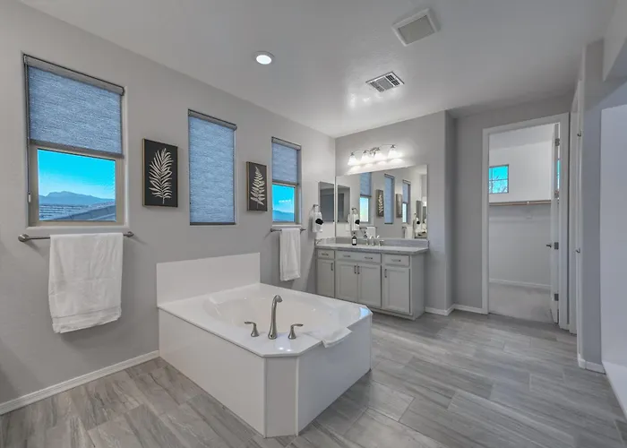 Family-friendly 5 Bedroom - Heated Pool Included Holiday home