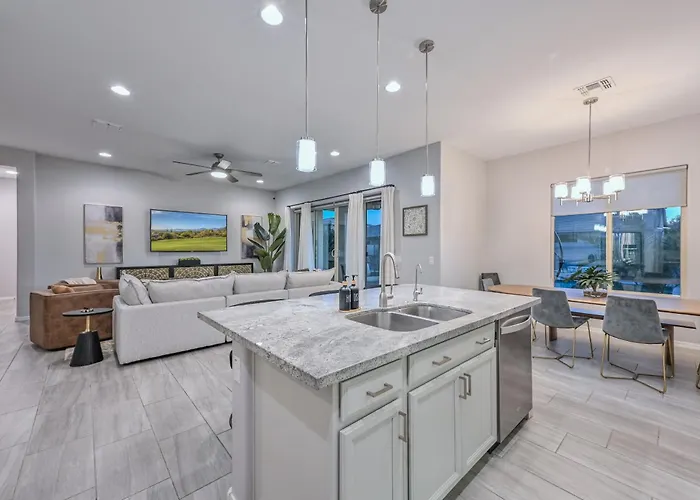 Family-friendly 5 Bedroom - Heated Pool Included Holiday home Litchfield Park