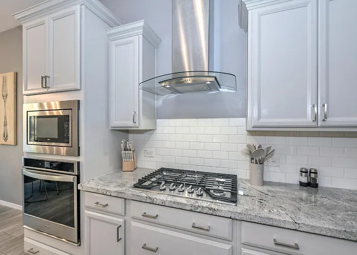 Family-friendly 5 Bedroom - Heated Pool Included Litchfield Park